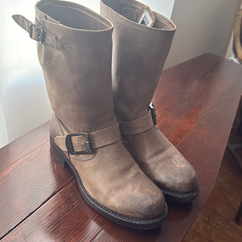 Frye Taupe Leather Veronica Engineer Boots Women's Size 6 EUC Distressed Pull On